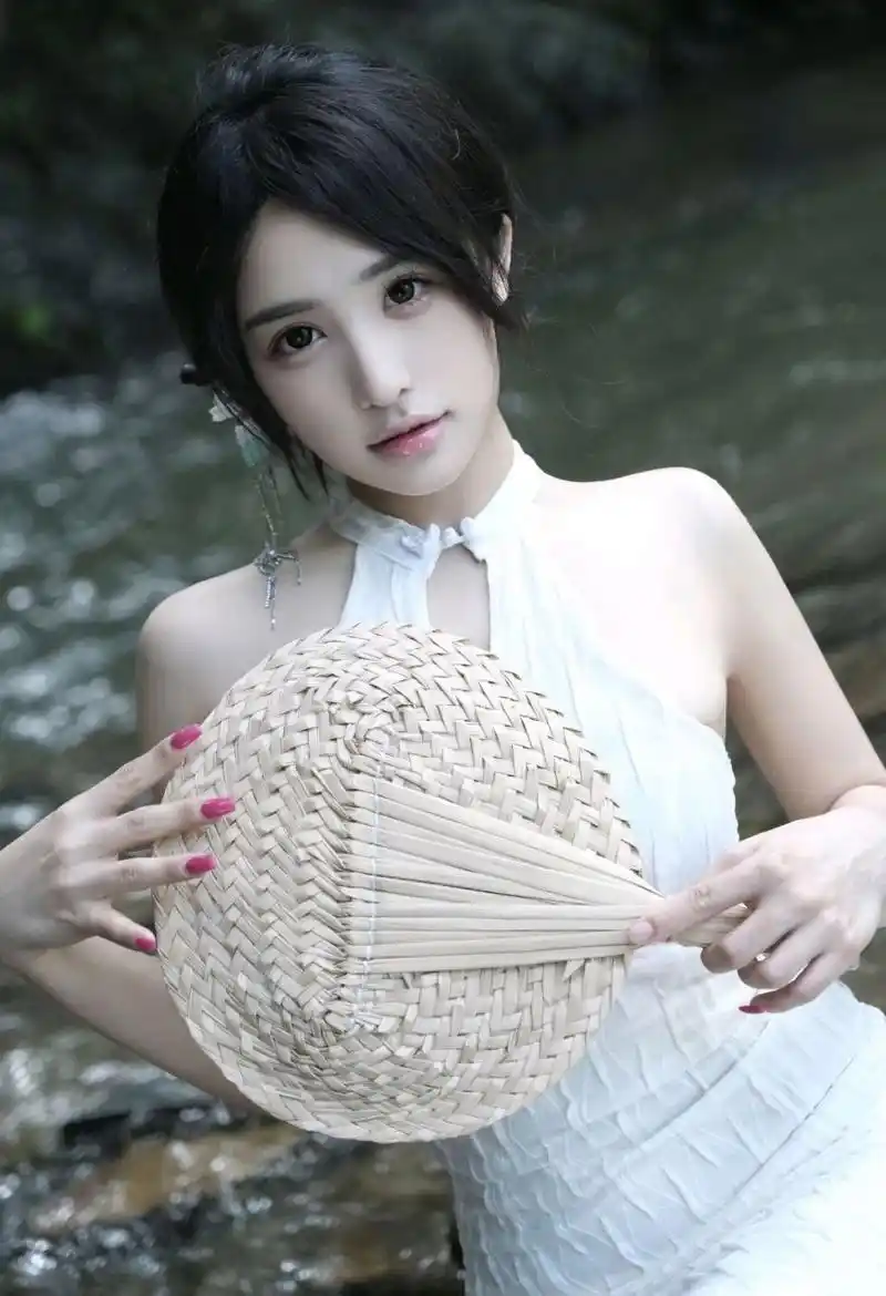 二月寻宝历主推剧集画面：窗边亮着暖灯的书桌